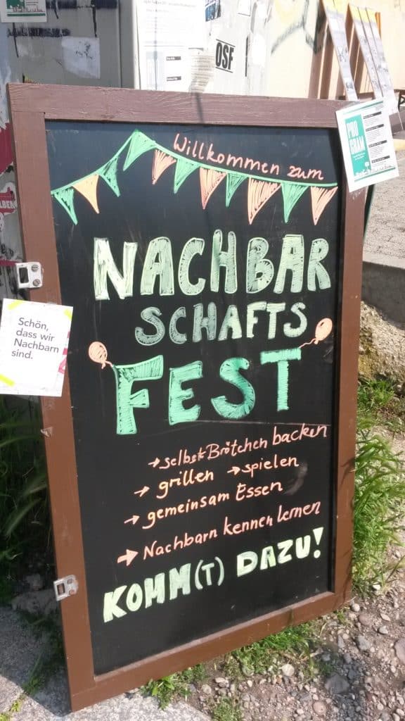 Bild, das enthält Tafel mit Schrift. Zu lesen: Nachbarschaftsfest - Komm(t) vorbei!