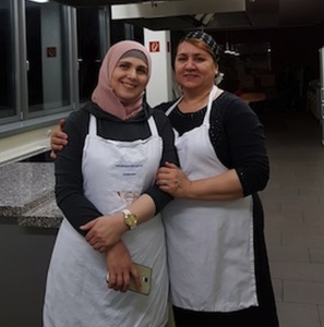 Verantwortliche Mitarbeiterinnen von ZAFRAN Catering: Aminat (links) und Roza (rechts). Foto: Clara van Verschuer