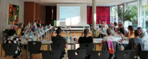 Der Stadtteilbeirat bei seiner Sitzung am 23.5.2024 in der Mensa des Schulstandorts Pfotenhauerstraße 42. Die Mitglieder stimmen über einen Beschluss ab. (Foto: Bertil Kalex)