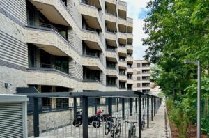 rückseitige Balkonfront des Johannquartier mit Fahrradstellplätzen