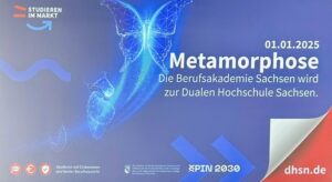 blaues Werbebanner mit der Aufschrift Metamorphose Die Berufsakademie Sachsen wird zur Dualen Hochschule Sachsen