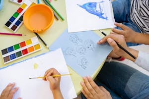 Menschen malen mit Wasserfarben und Buntstiften
