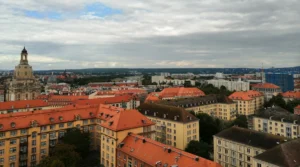 Stadtbild aus der Vogelperspektive. Blick vom Turm der Kreuzkirche über die Dresdner Innenstadt in Richtung Elbe.
