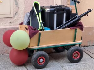 Bollerwagen mit Theaterutensilien