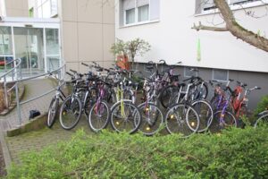 Aufbereitete Fahrräder im Wohnhof Hopfgartenstraße (Foto: Lebenshilfe Dresden e.V.)