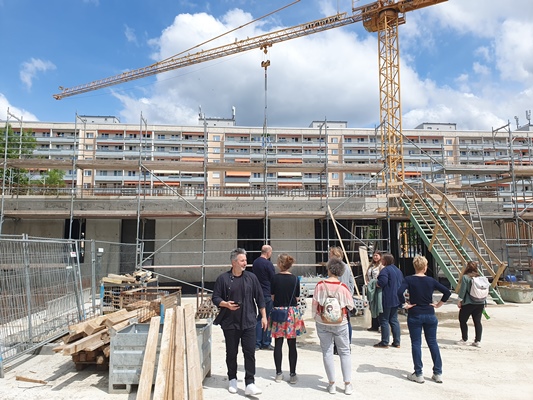 Menschen beim Richtfest des neuen Stadtteilhauses