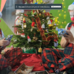 zwei Clowns beim Geschenkeauspacken neben dem Weihnachtsbaum