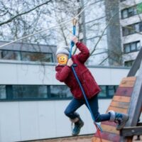 Kind hängt am Seil im Hort der 102. Grundschule