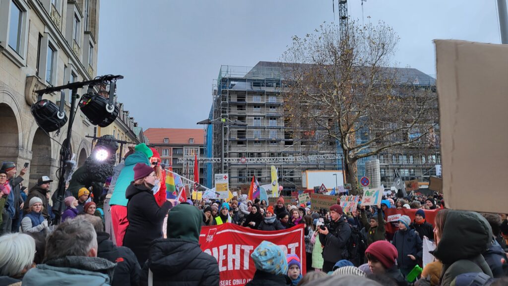 Schüler und Schülerinnen stehen bei einer Demonstration vor dem Dresdner Rathaus.