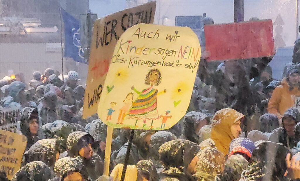 Eine Gruppe von Menschen mit Schildern bei einer Demonstration.