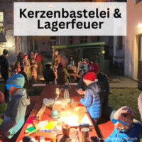 Mehrere Kinder stehen bei Kerzenlicht um einen Tisch im Freien.