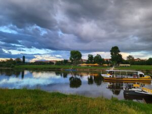 Eine Fähre setzt über einen Fluss ans andere Ufer.