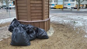 Volle Mülltüten stehen nach einer Müllsammelaktion im Stadtteil zum Abholen bereit.