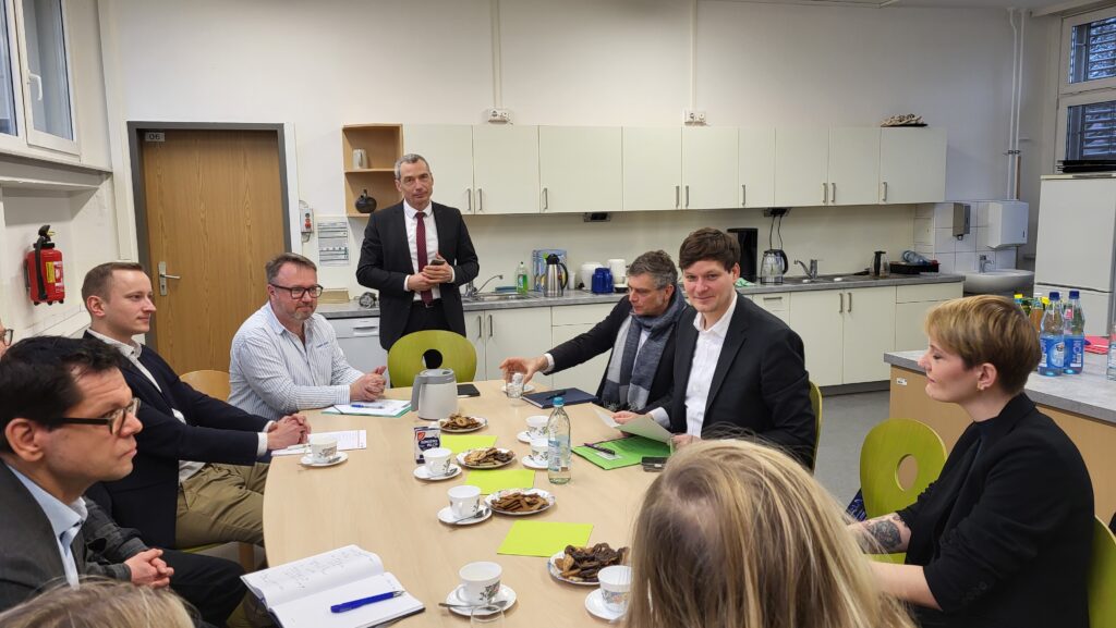 Beratungstisch Schulbesuch Kultusminister Clemens im Bertolt-Brecht-Gymnasium