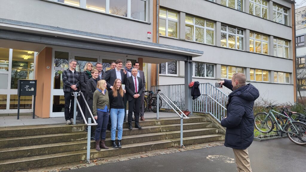 Abschlussfoto Schulbesuch Kultusminister Clemens auf der Treppe des Bertolt-Brecht-Gymnasium