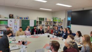 Neuer Kultusminister Clemens trifft Schulgemeinschaften am Schulstandort Pfotenhauerstraße, viele Menschen sitzen an Beratungstisch