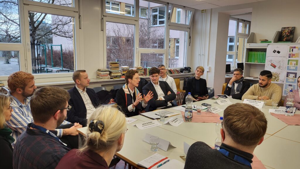 Leiterin des Amtes für Schulen, Dr. Düring erläutert die aktuellen Entwicklungen zum Neubau 101. Oberschule,