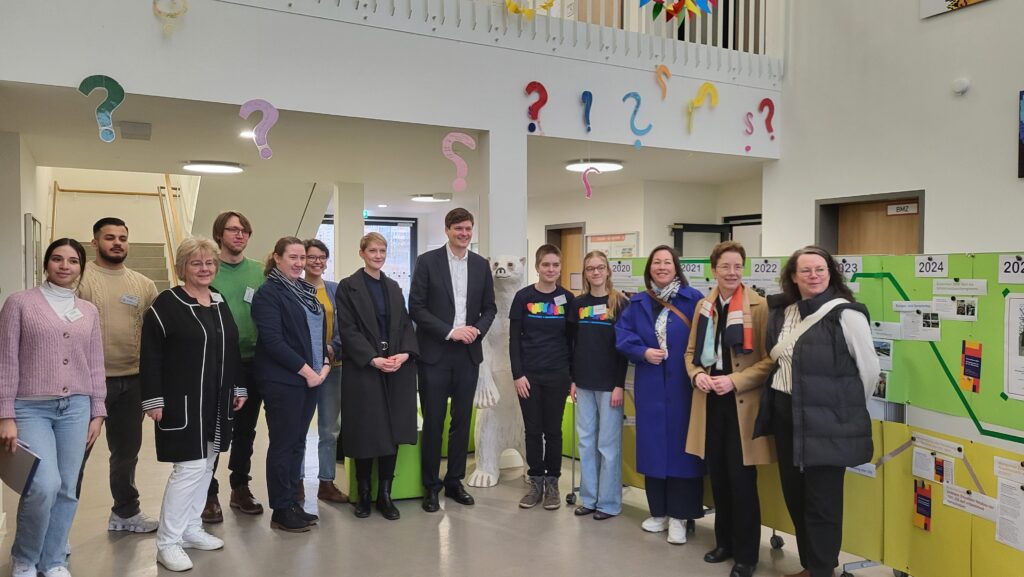 Abschlussfoto Gruppenbild mit Kultusminister Schulstandort Pfotenhauerstraße