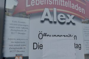 überklebte Öffnungszeiten des Lebensmittelmarktes Alex